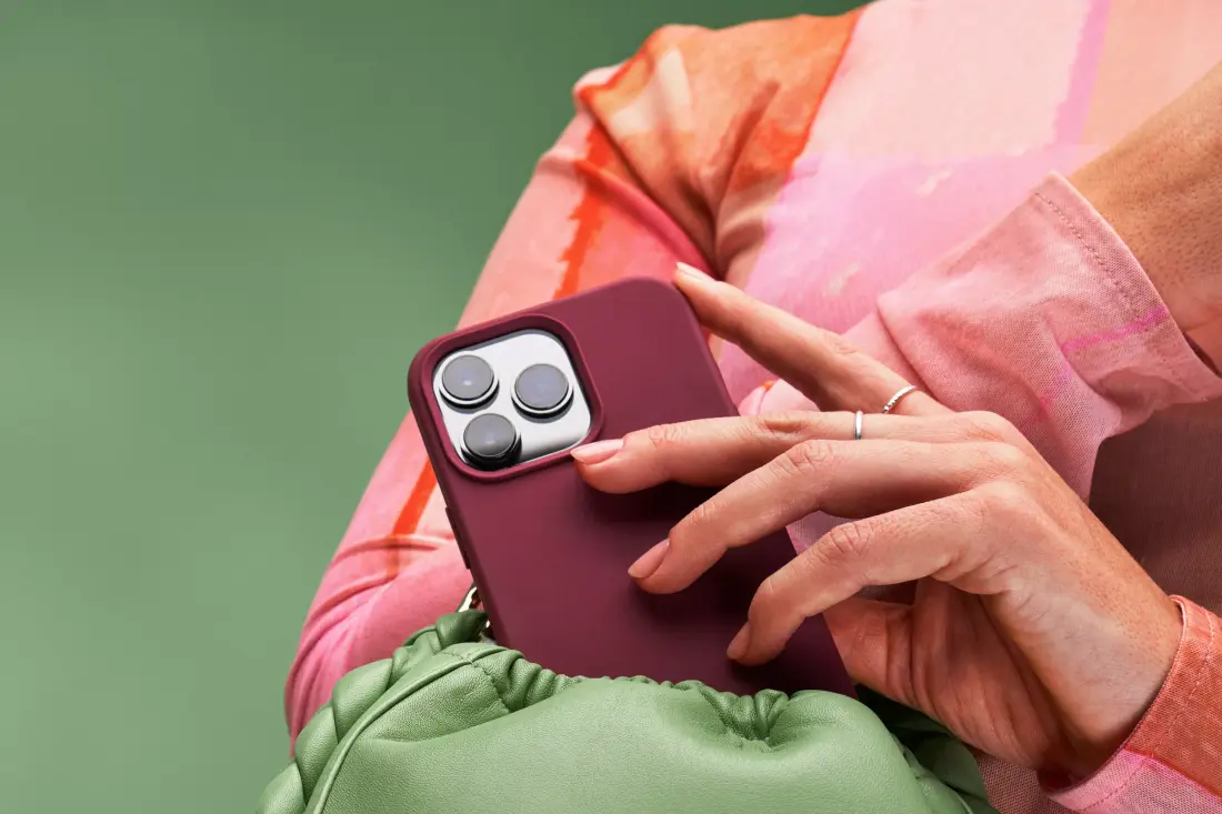 Hand hält Smartphone mit Klarna